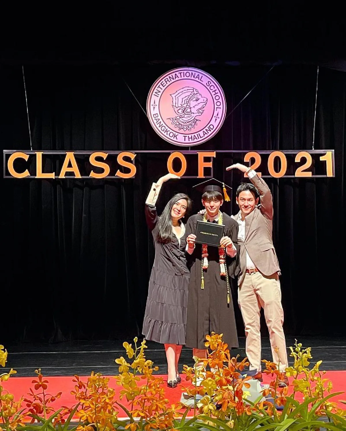 “โบ-ฟลุค” สุดภูมิใจ “น้องอชิ” ใส่ชุดครุยฉลองความสำเร็จเรียนจบ ม.6