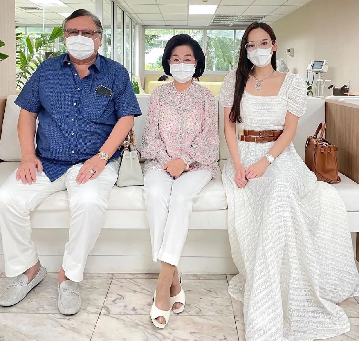 "อั้ม พัชราภา" พาคุณพ่อคุณแม่เข้ารับการฉีดวัคซีนโควิด-19 งานนี้ดราม่าตามมาติดๆ 