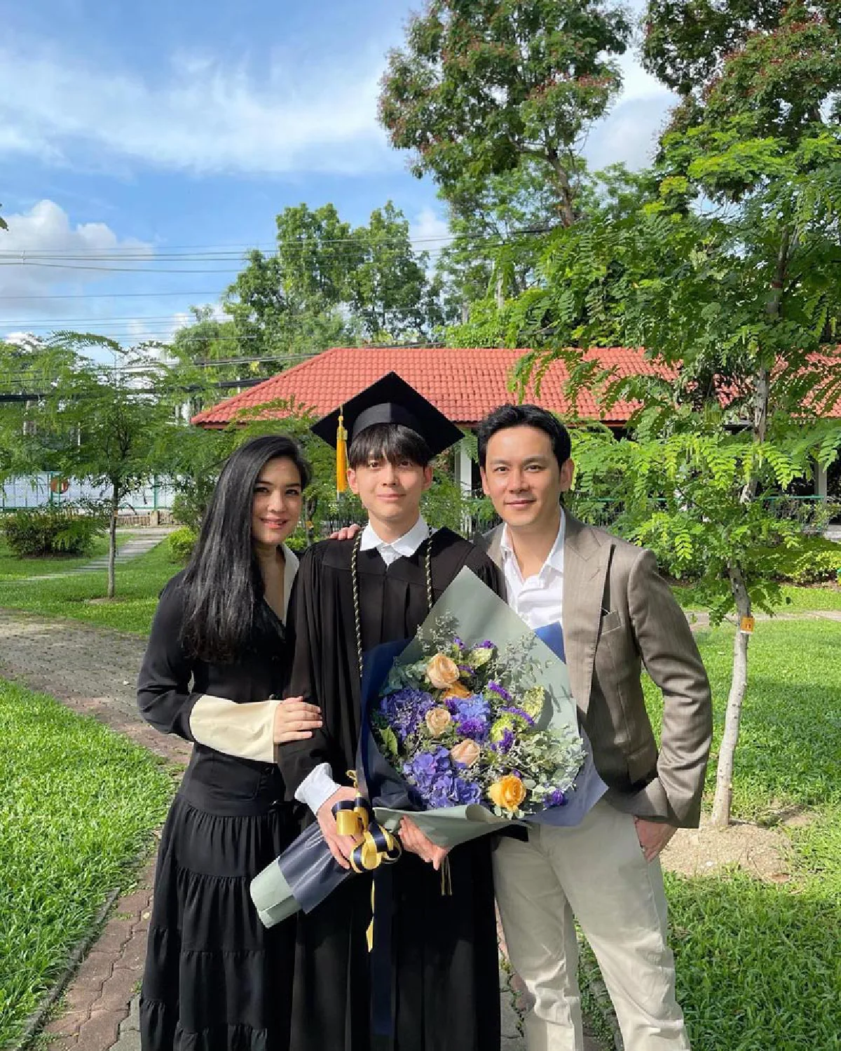 “โบ-ฟลุค” สุดภูมิใจ “น้องอชิ” ใส่ชุดครุยฉลองความสำเร็จเรียนจบ ม.6