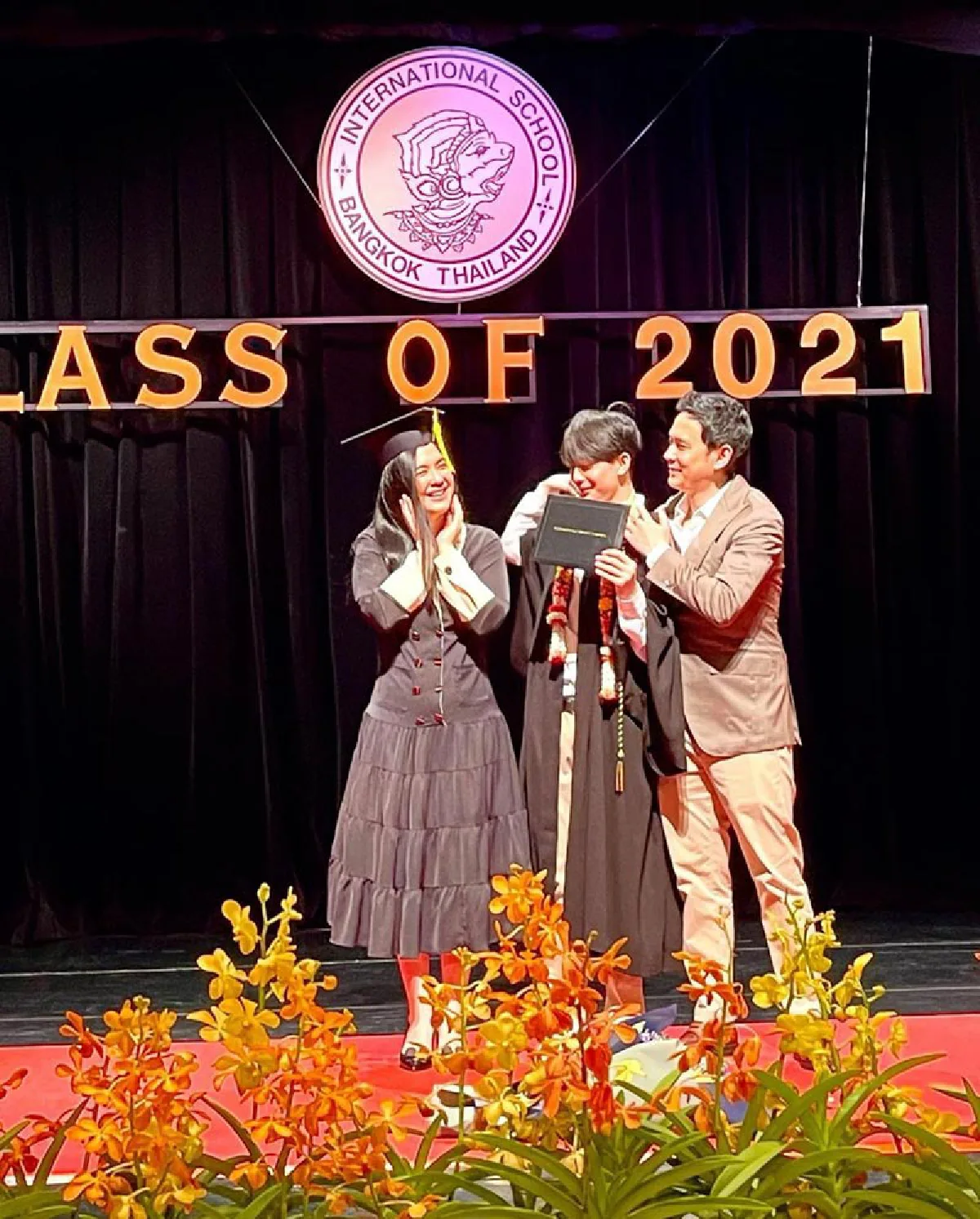 “โบ-ฟลุค” สุดภูมิใจ “น้องอชิ” ใส่ชุดครุยฉลองความสำเร็จเรียนจบ ม.6