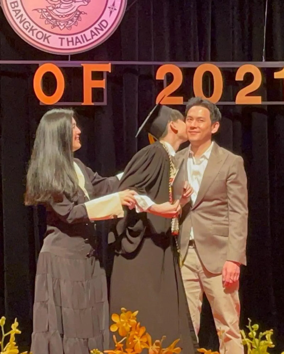 “โบ-ฟลุค” สุดภูมิใจ “น้องอชิ” ใส่ชุดครุยฉลองความสำเร็จเรียนจบ ม.6