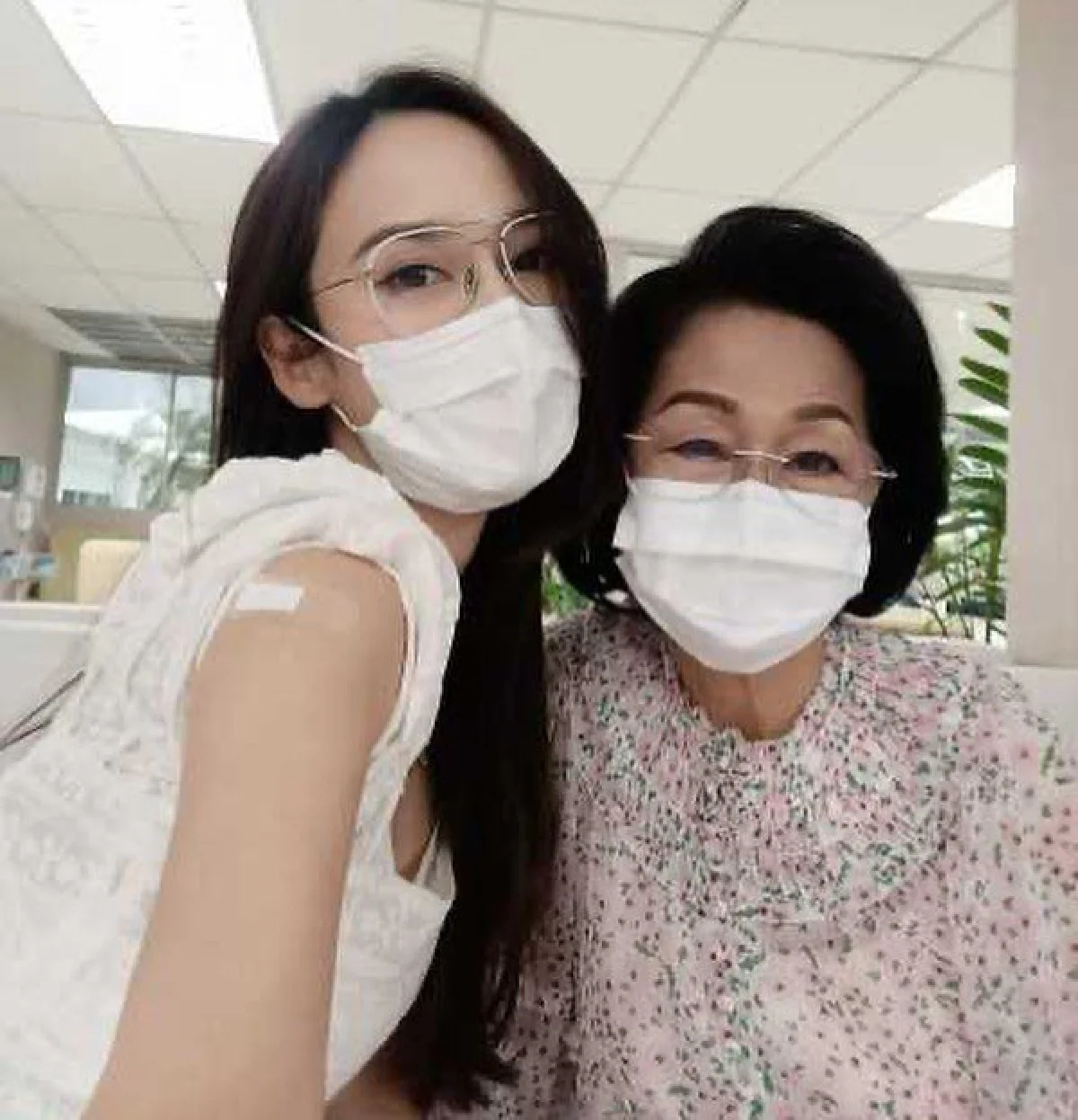 "อั้ม พัชราภา" พาคุณพ่อคุณแม่เข้ารับการฉีดวัคซีนโควิด-19 งานนี้ดราม่าตามมาติดๆ 