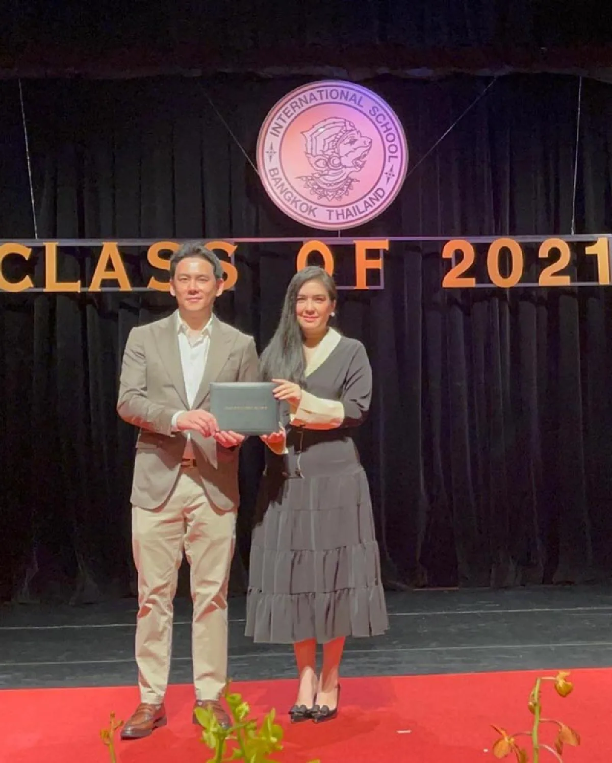 “โบ-ฟลุค” สุดภูมิใจ “น้องอชิ” ใส่ชุดครุยฉลองความสำเร็จเรียนจบ ม.6