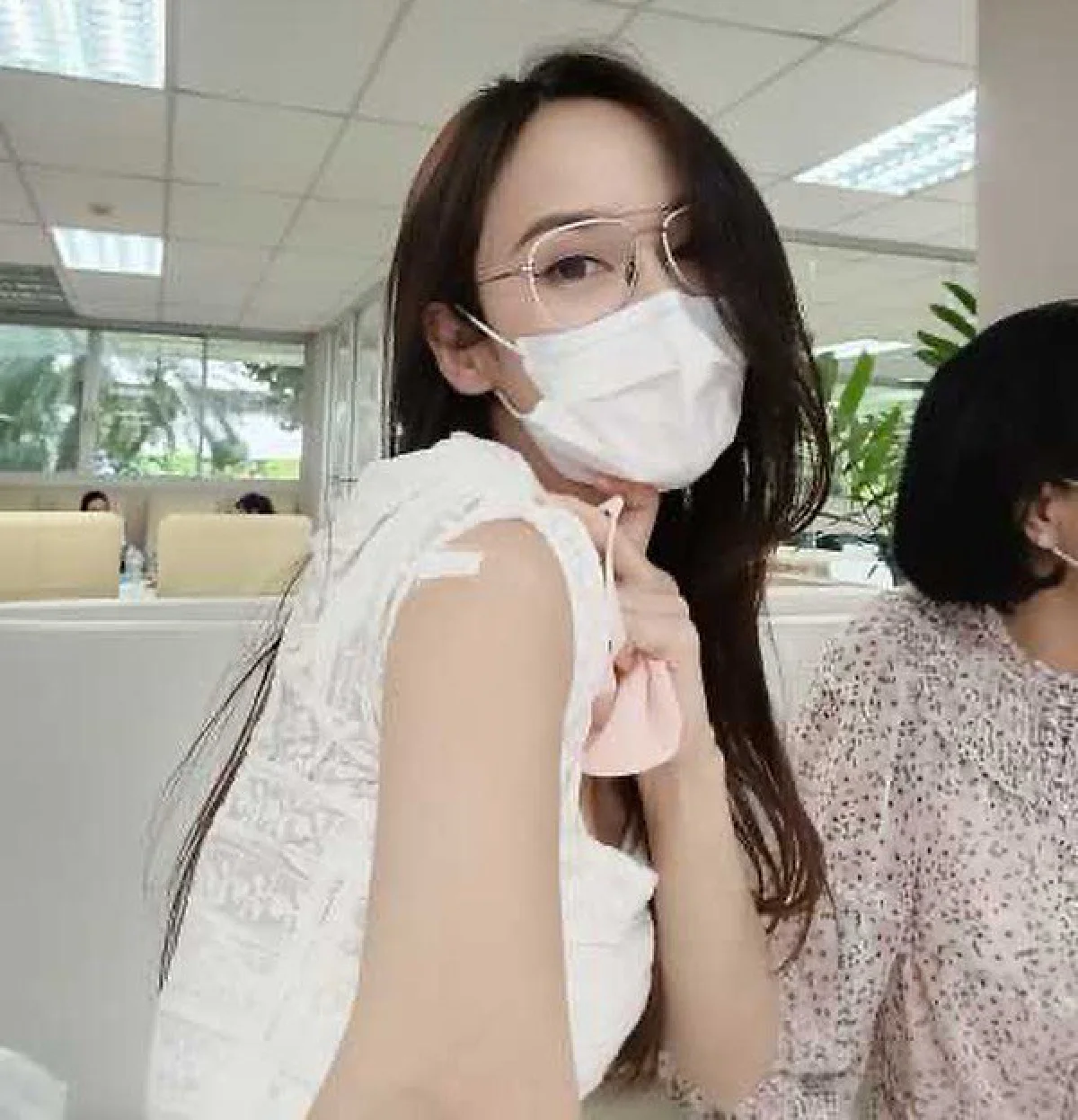 "อั้ม พัชราภา" พาคุณพ่อคุณแม่เข้ารับการฉีดวัคซีนโควิด-19 งานนี้ดราม่าตามมาติดๆ 