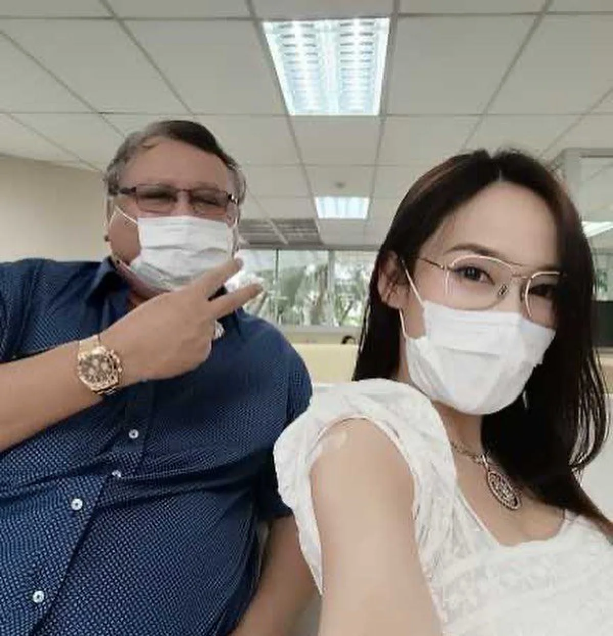 "อั้ม พัชราภา" พาคุณพ่อคุณแม่เข้ารับการฉีดวัคซีนโควิด-19 งานนี้ดราม่าตามมาติดๆ 