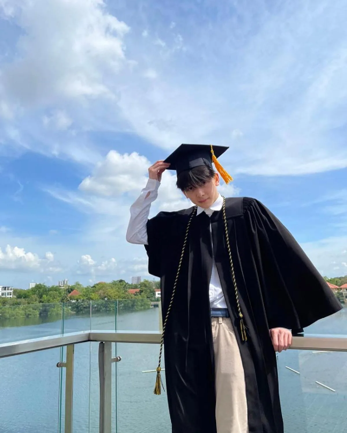 “โบ-ฟลุค” สุดภูมิใจ “น้องอชิ” ใส่ชุดครุยฉลองความสำเร็จเรียนจบ ม.6