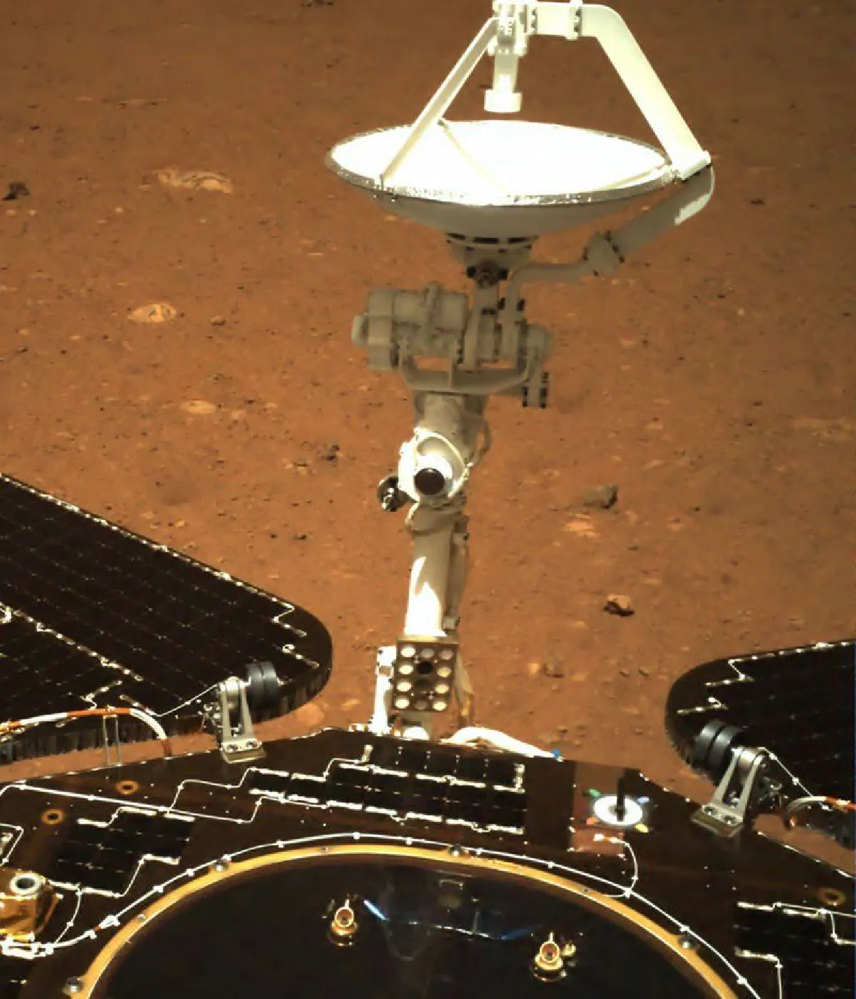 มาดูภาพแรกบนดาวอังคารจากยานสำรวจของจีน