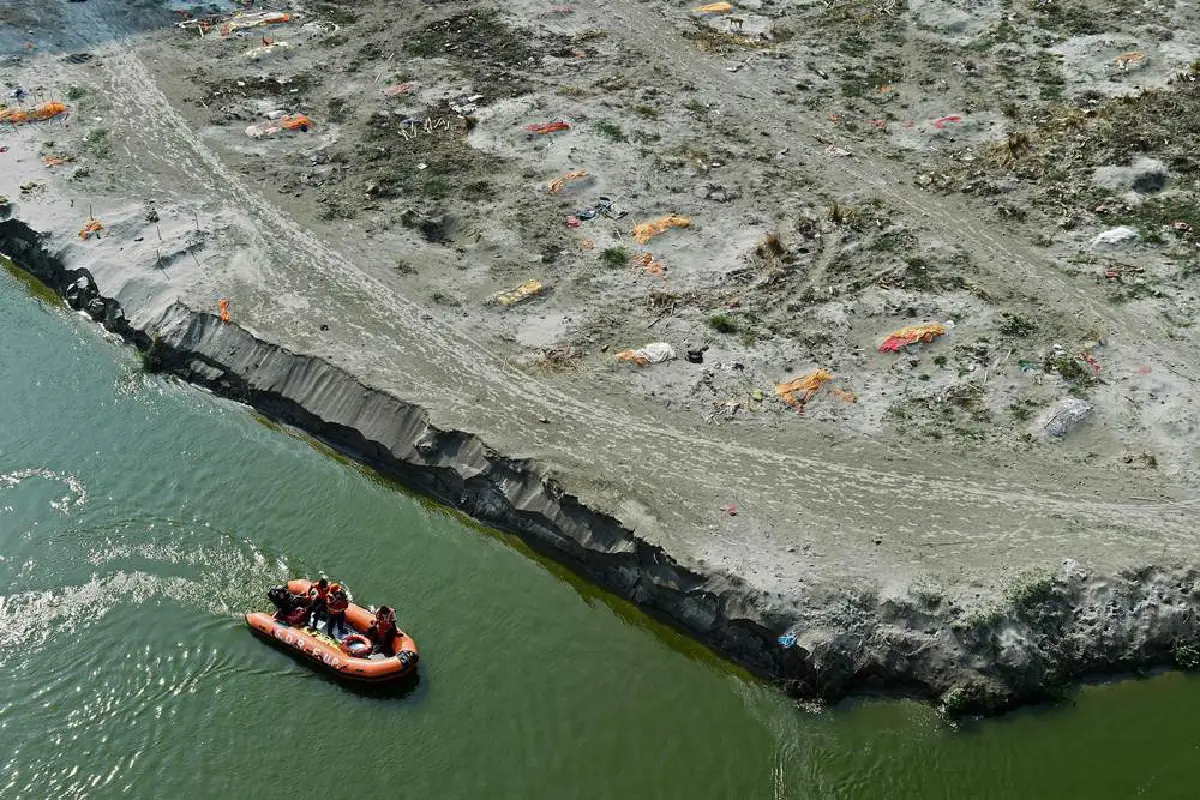 ศพเหยื่อโควิดถูกฝนชะโผล่เกลื่อนฝั่งแม่น้ำคงคา (ภาพชุด)