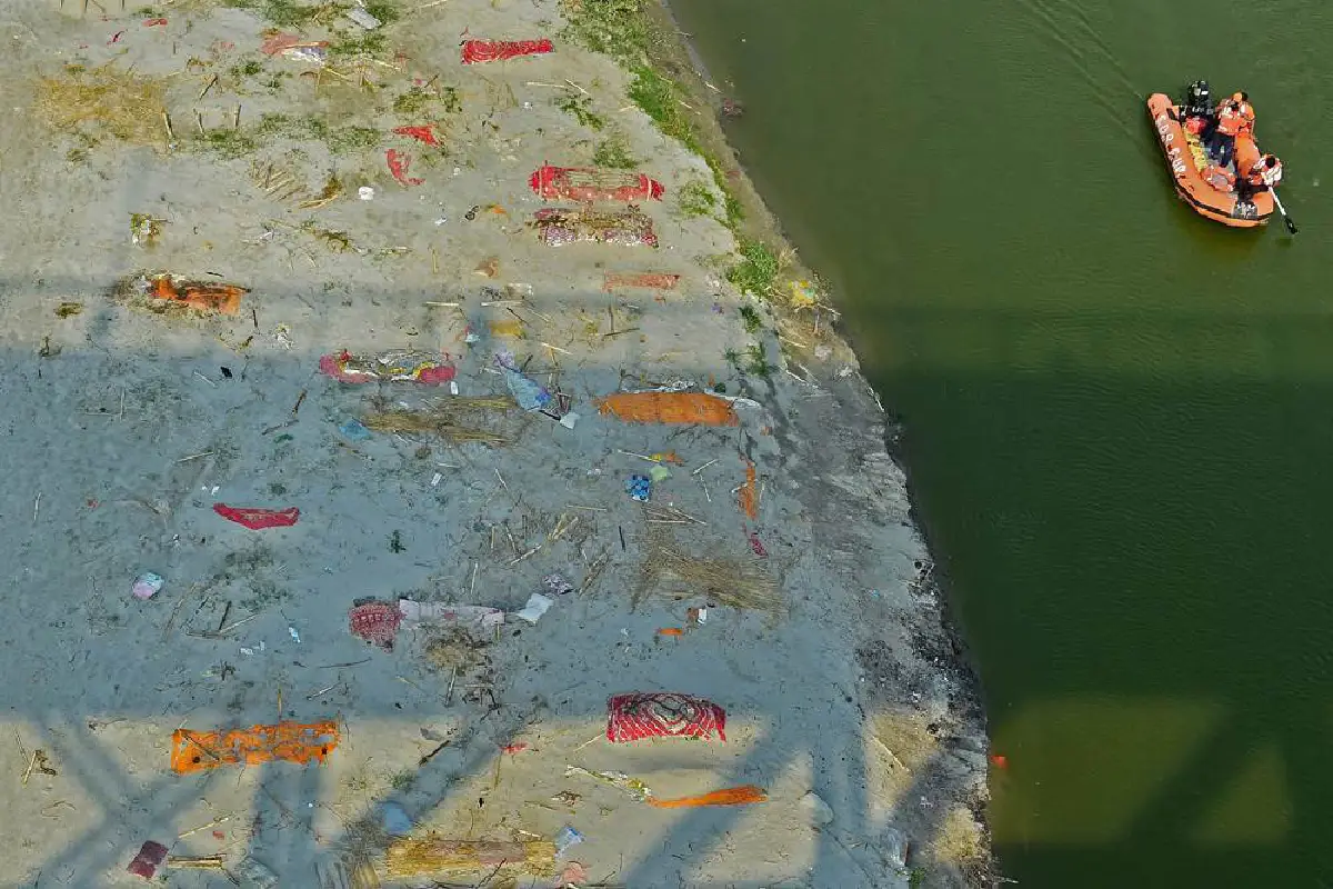 ศพเหยื่อโควิดถูกฝนชะโผล่เกลื่อนฝั่งแม่น้ำคงคา (ภาพชุด)