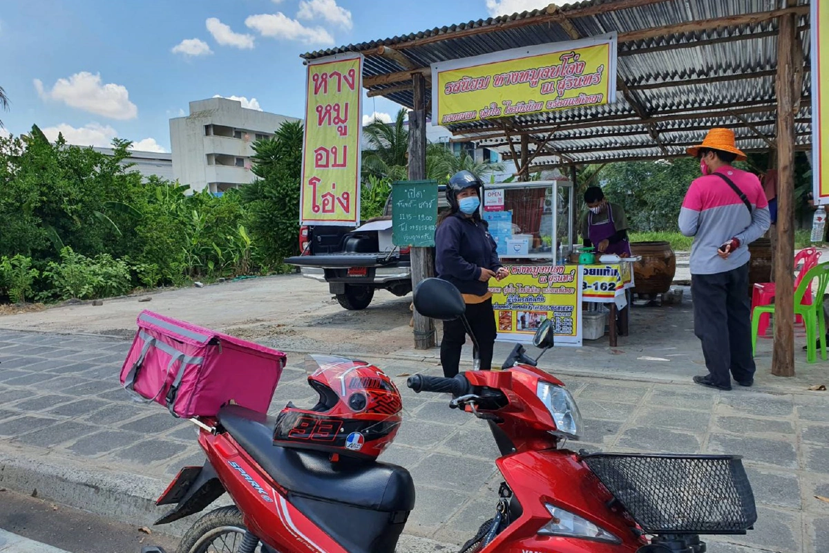 หนุ่มอดีตรปภ.สู้โควิดผันตัวเปิดร้านขายหางหมูอบโอ่งรายได้งาม