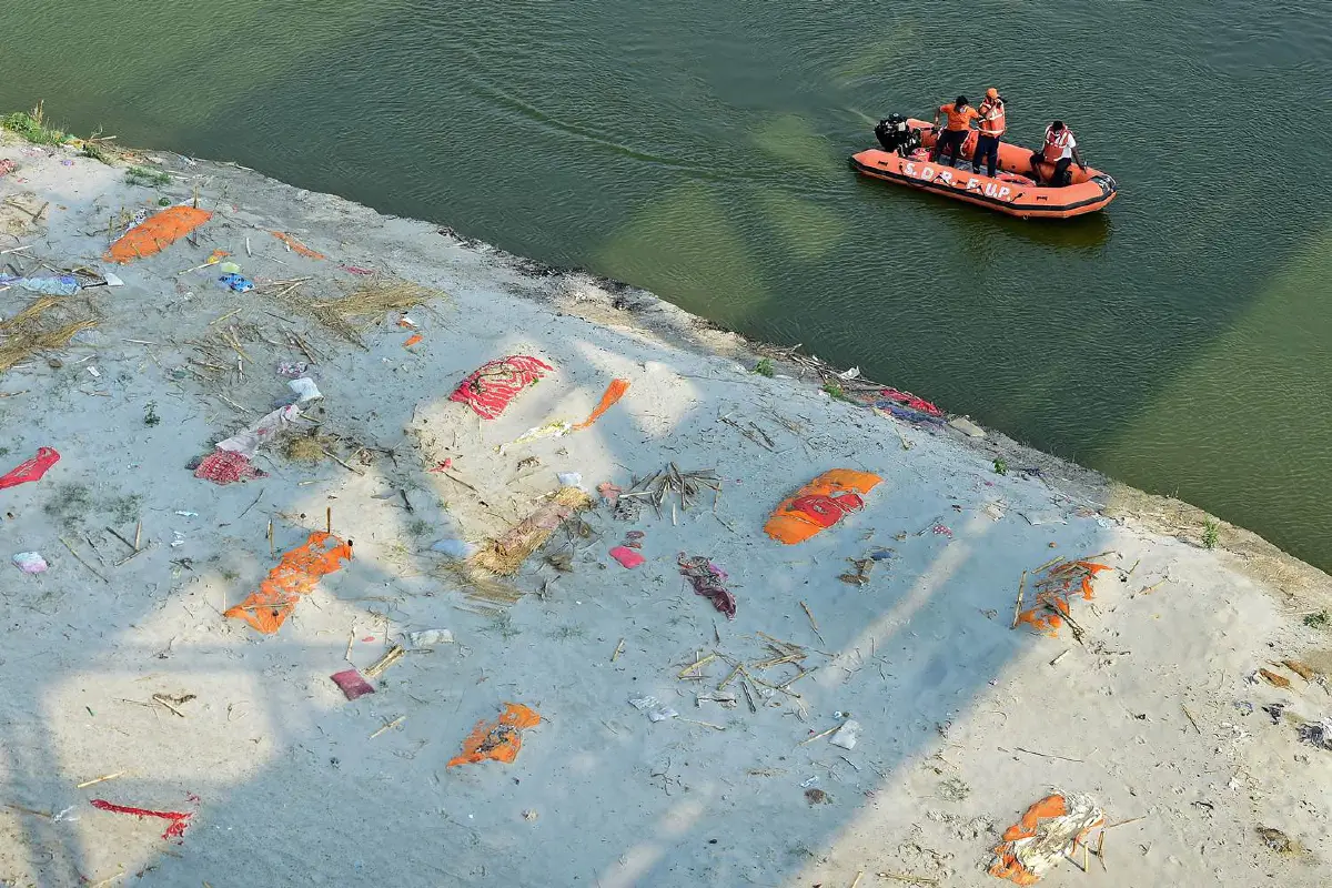 ศพเหยื่อโควิดถูกฝนชะโผล่เกลื่อนฝั่งแม่น้ำคงคา (ภาพชุด)