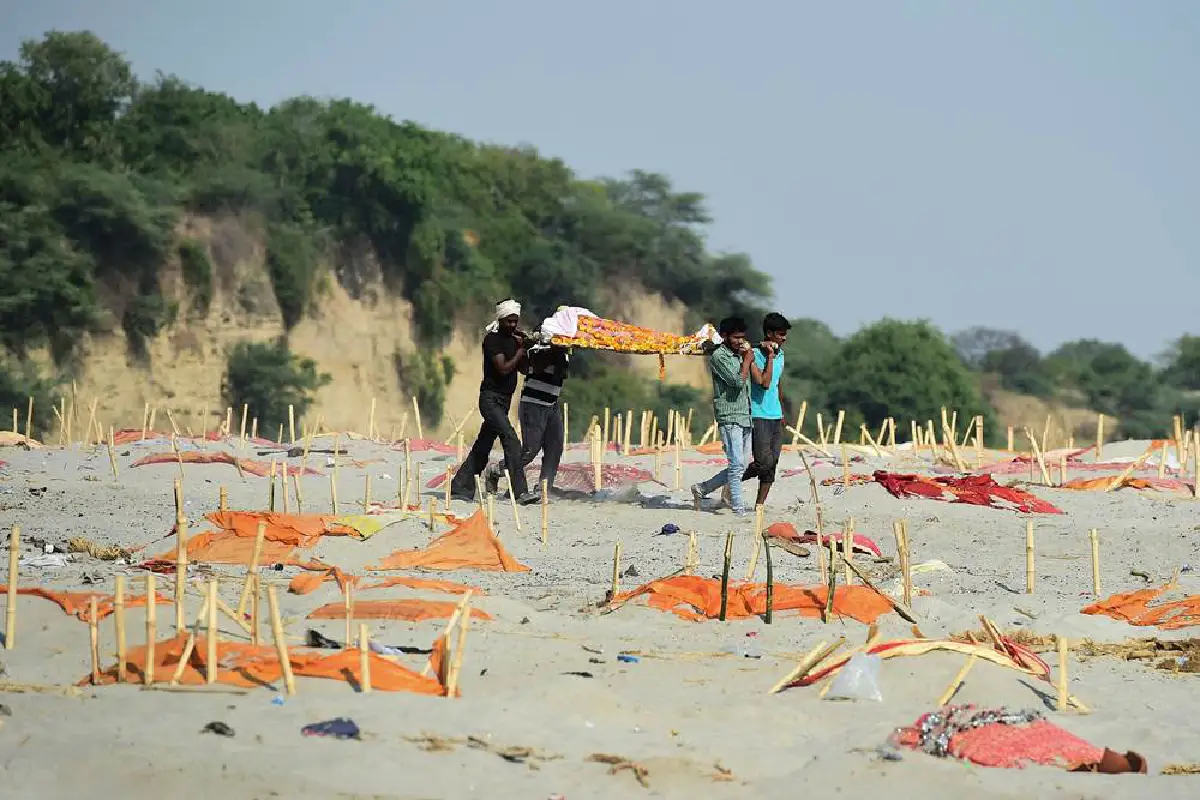ศพเหยื่อโควิดถูกฝนชะโผล่เกลื่อนฝั่งแม่น้ำคงคา (ภาพชุด)