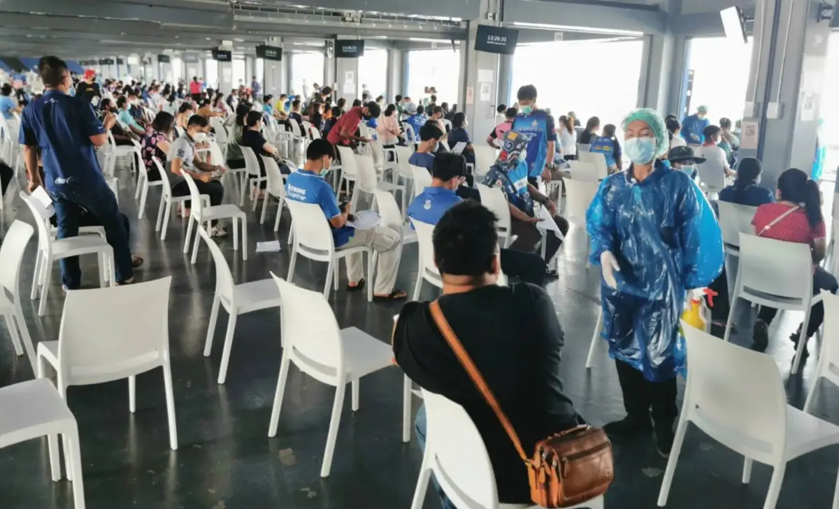 พระสงฆ์-ชาวบุรีรัมย์รอฉีดวัคซีนโควิดแน่นสนามช้างฯ