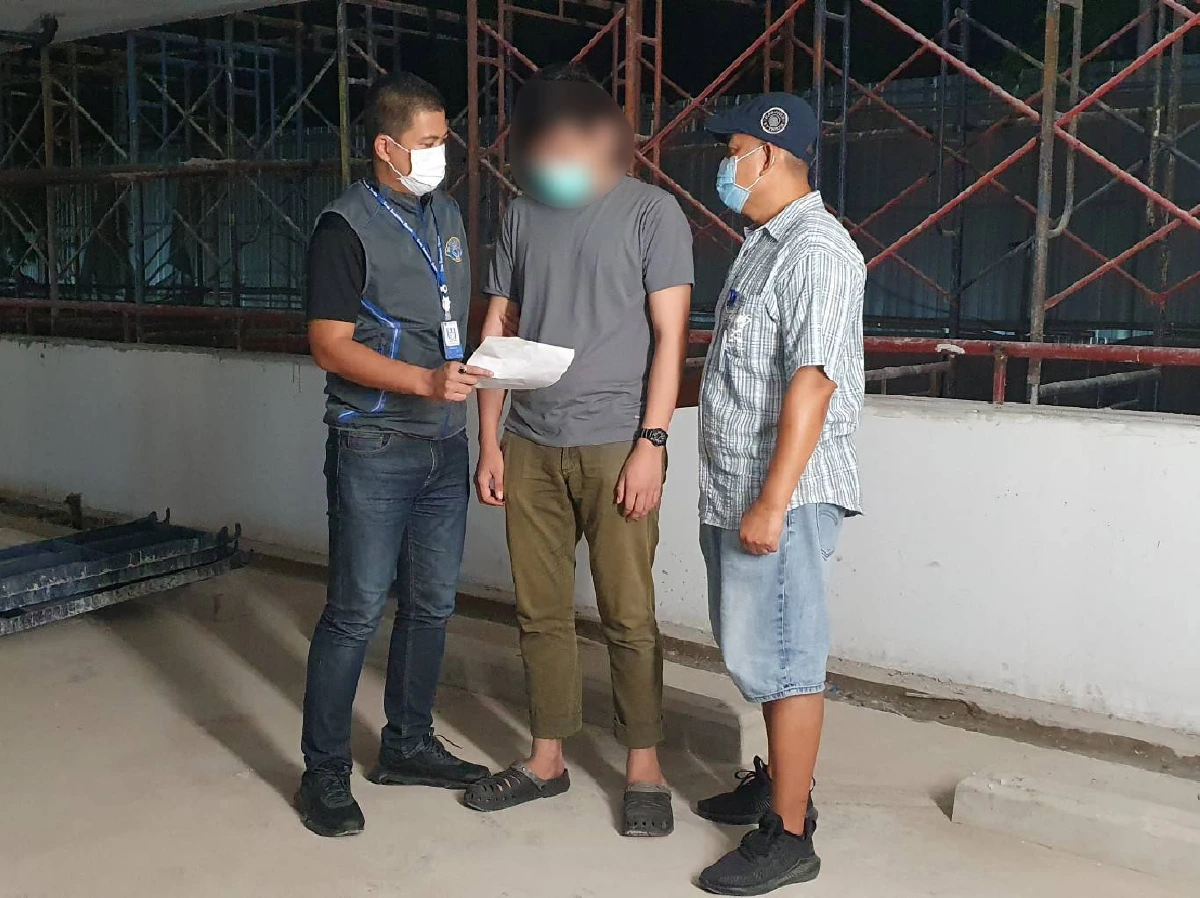 จับ"หมอเก๊"ตุ๋นขายสินค้าออนไลน์โชว์บัตรปลอมให้เหยื่อตายใจ