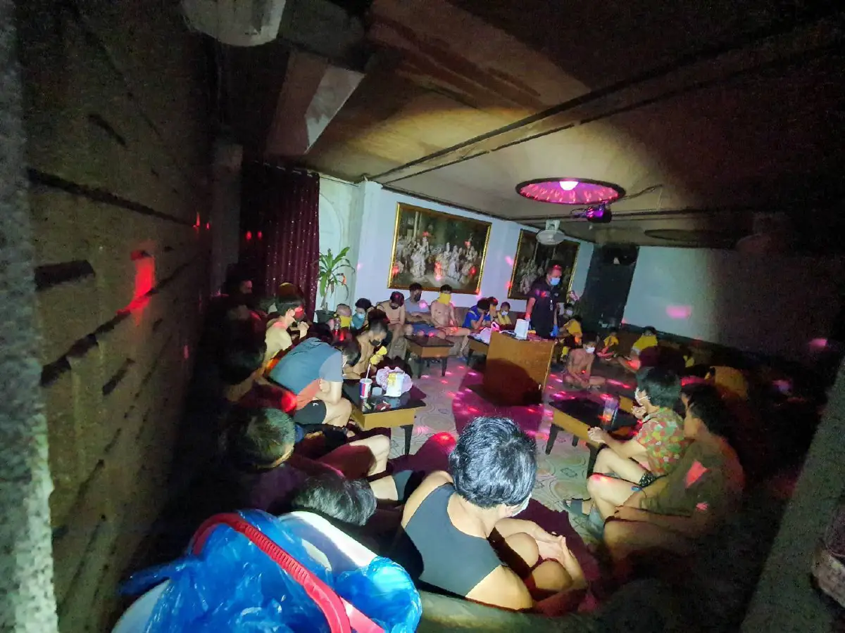 จับปาร์ตี้มั่วเซ็กส์เจอนักเที่ยวฉี่ม่วง30คนยาเสพติดถุงยางใช้แล้วเกลื่อน