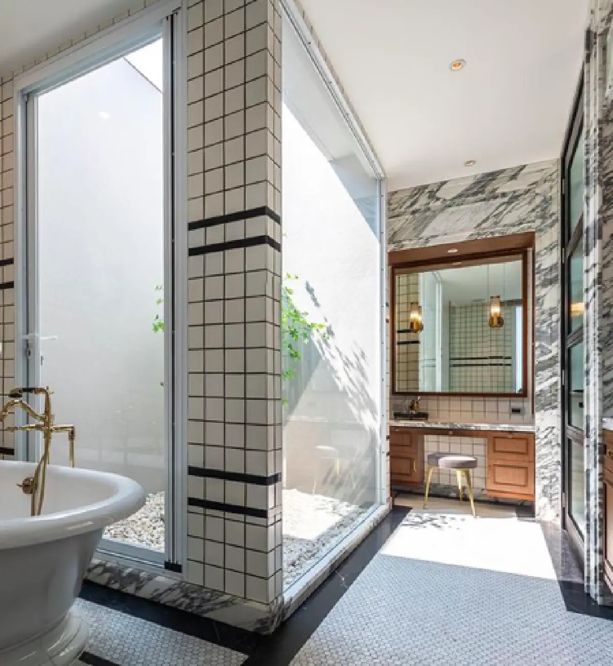 “หมอเจี๊ยบ ลลนา” บ้านสวยน่าอยู่มาก แถมมีบันไดเพื่อขึ้นเตียงสำหรับสุนัขด้วย