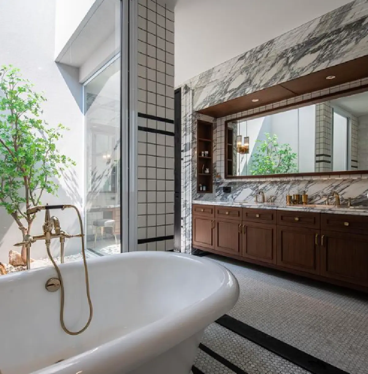 “หมอเจี๊ยบ ลลนา” บ้านสวยน่าอยู่มาก แถมมีบันไดเพื่อขึ้นเตียงสำหรับสุนัขด้วย