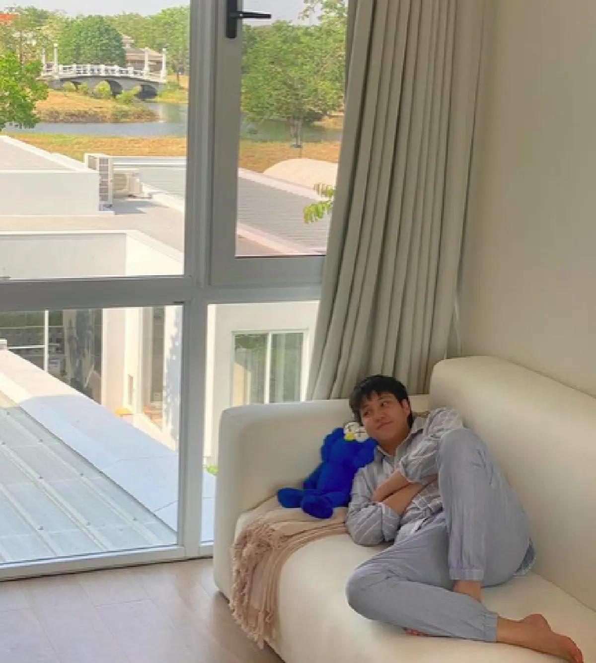 “หมอเจี๊ยบ ลลนา” บ้านสวยน่าอยู่มาก แถมมีบันไดเพื่อขึ้นเตียงสำหรับสุนัขด้วย