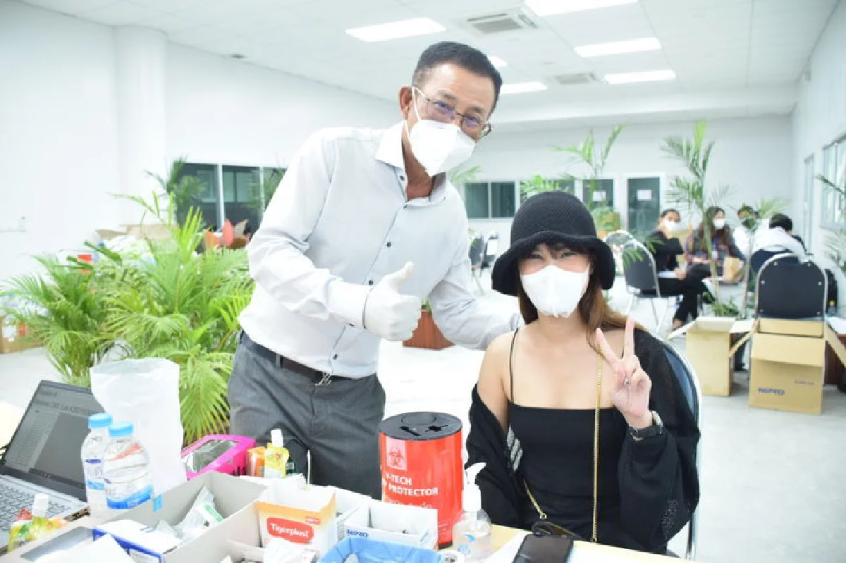 ส่องภาพเหล่าคนบันเทิง พากันตบเท้าเข้ารับการฉีดวัคซีนต้านโควิด-19 