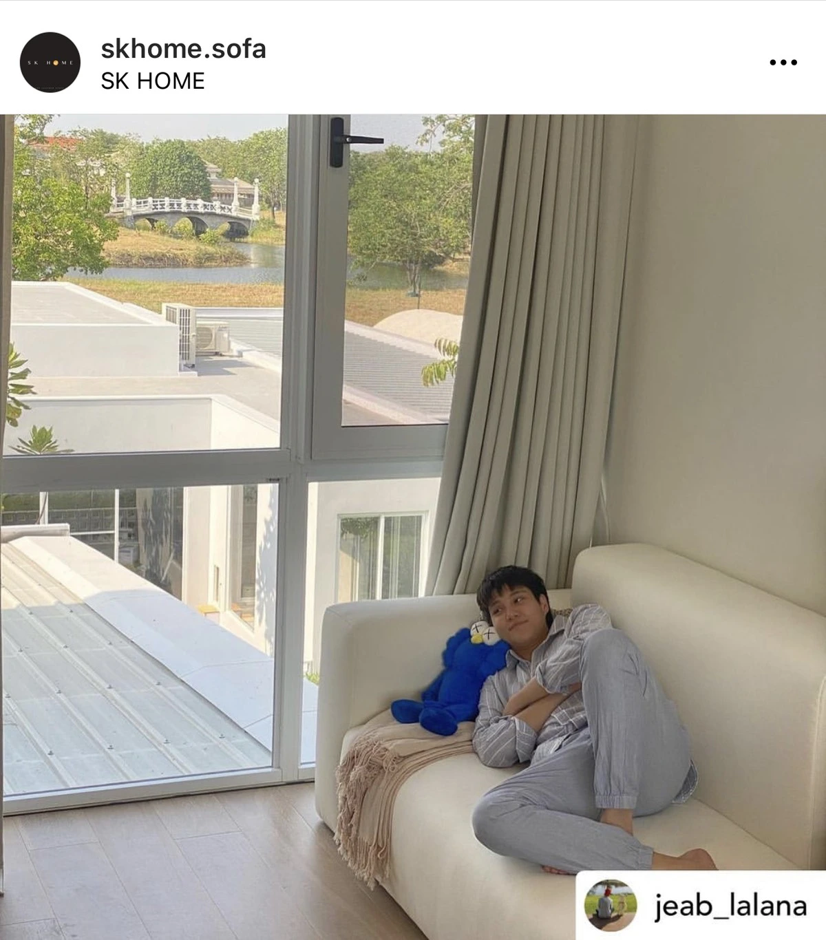 “หมอเจี๊ยบ ลลนา” บ้านสวยน่าอยู่มาก แถมมีบันไดเพื่อขึ้นเตียงสำหรับสุนัขด้วย