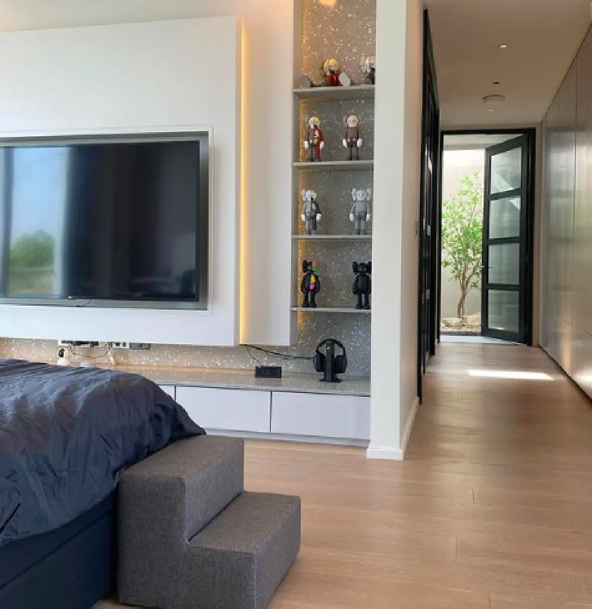 “หมอเจี๊ยบ ลลนา” บ้านสวยน่าอยู่มาก แถมมีบันไดเพื่อขึ้นเตียงสำหรับสุนัขด้วย