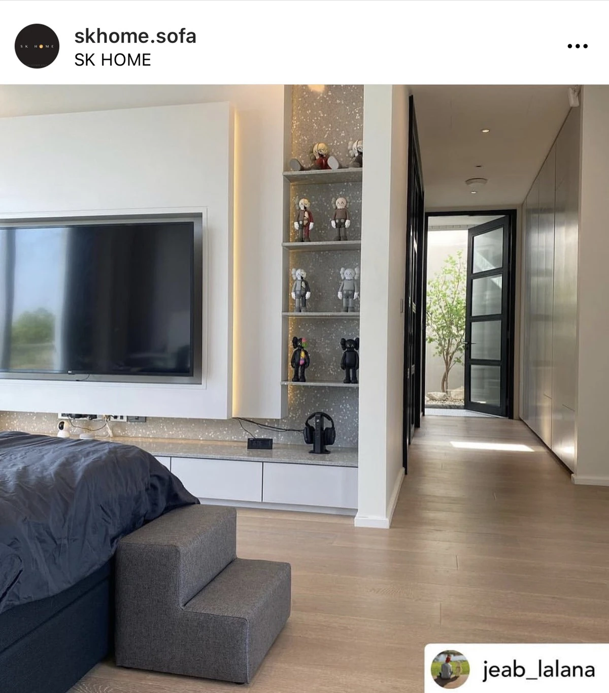 “หมอเจี๊ยบ ลลนา” บ้านสวยน่าอยู่มาก แถมมีบันไดเพื่อขึ้นเตียงสำหรับสุนัขด้วย