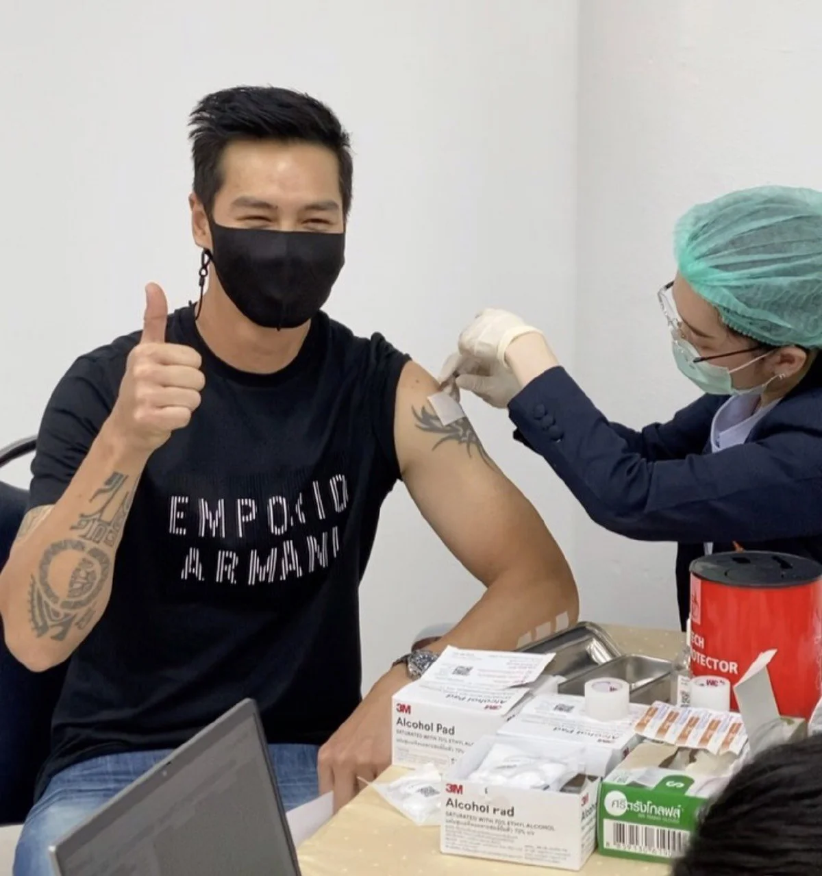 ส่องภาพเหล่าคนบันเทิง พากันตบเท้าเข้ารับการฉีดวัคซีนต้านโควิด-19 