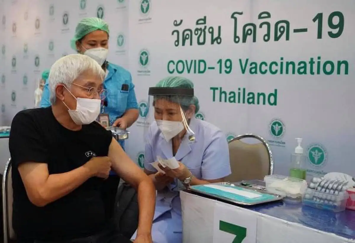 ส่องภาพเหล่าคนบันเทิง พากันตบเท้าเข้ารับการฉีดวัคซีนต้านโควิด-19 