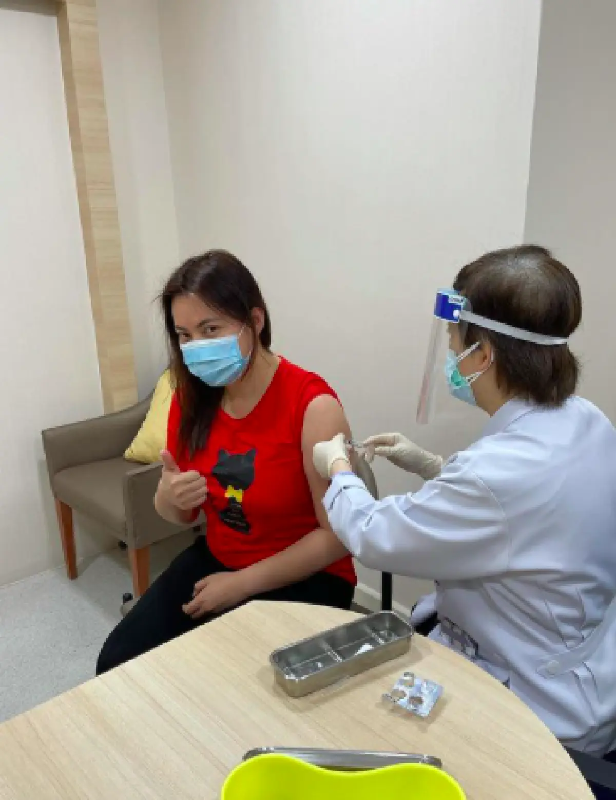 ส่องภาพเหล่าคนบันเทิง พากันตบเท้าเข้ารับการฉีดวัคซีนต้านโควิด-19 