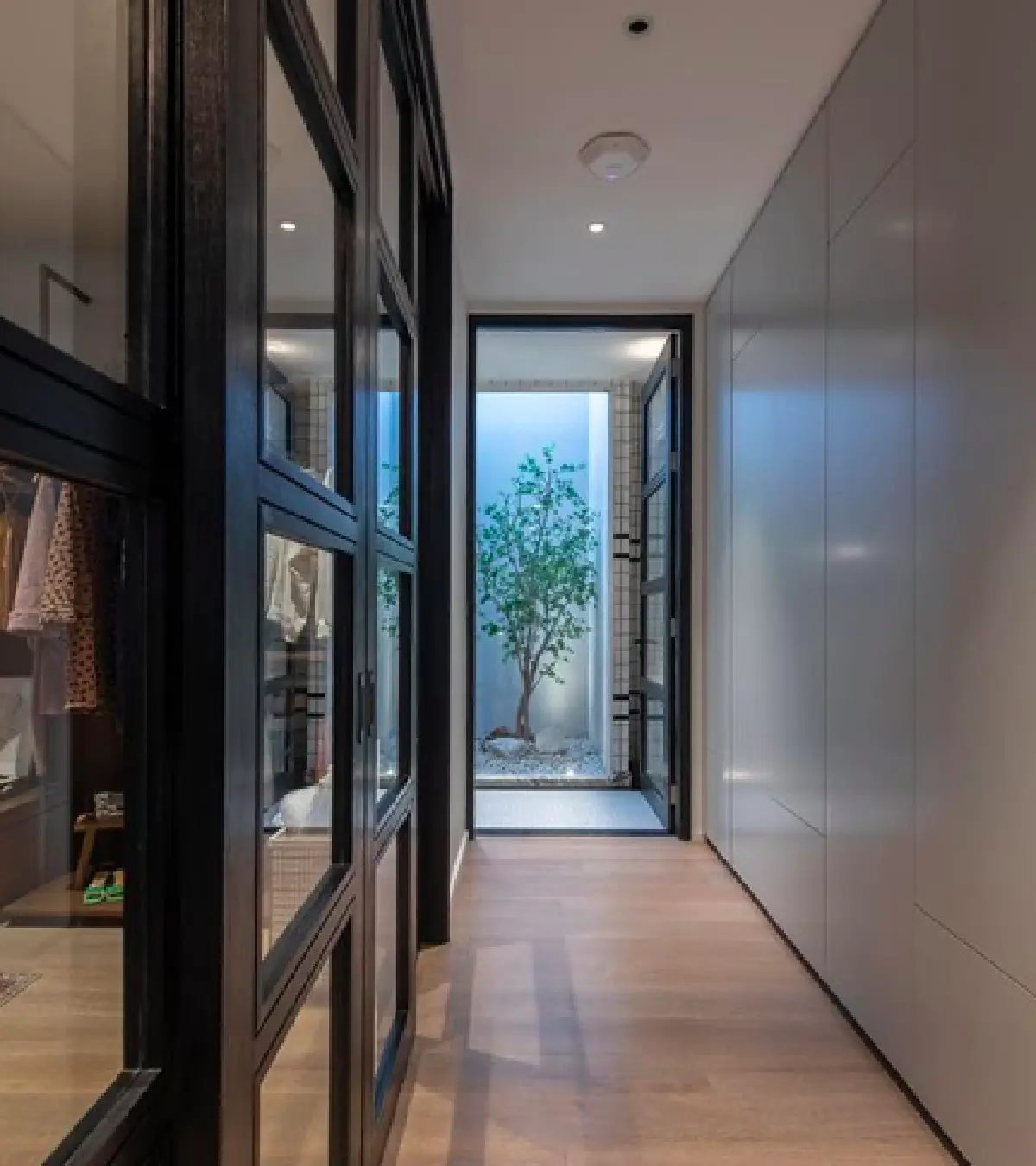 “หมอเจี๊ยบ ลลนา” บ้านสวยน่าอยู่มาก แถมมีบันไดเพื่อขึ้นเตียงสำหรับสุนัขด้วย