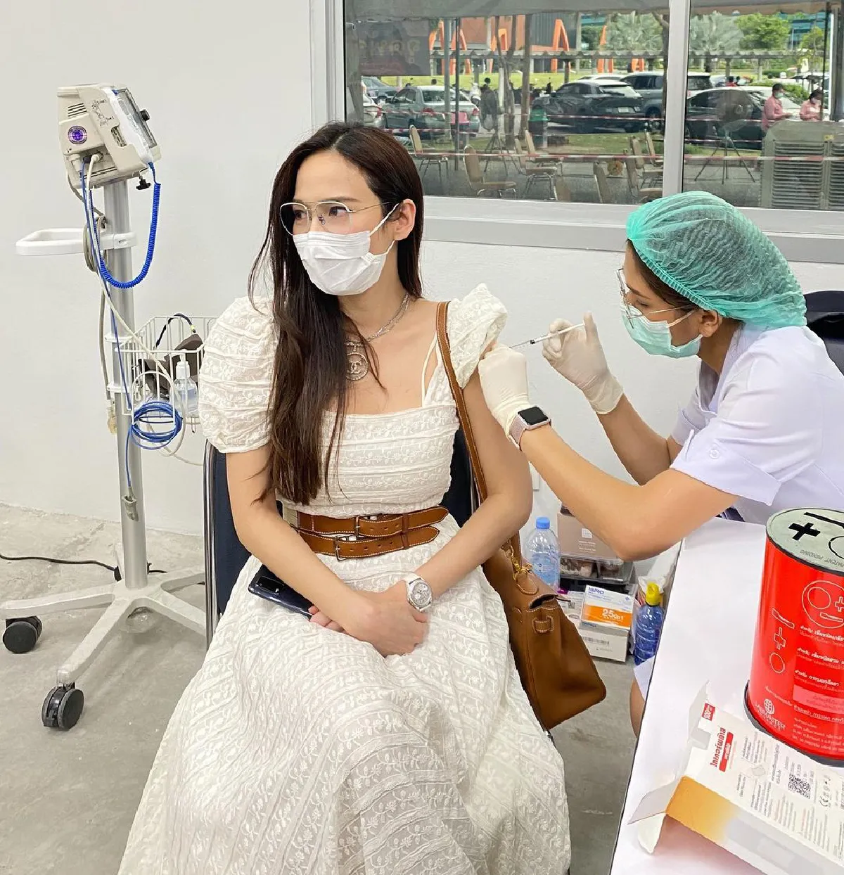 ส่องภาพเหล่าคนบันเทิง พากันตบเท้าเข้ารับการฉีดวัคซีนต้านโควิด-19 