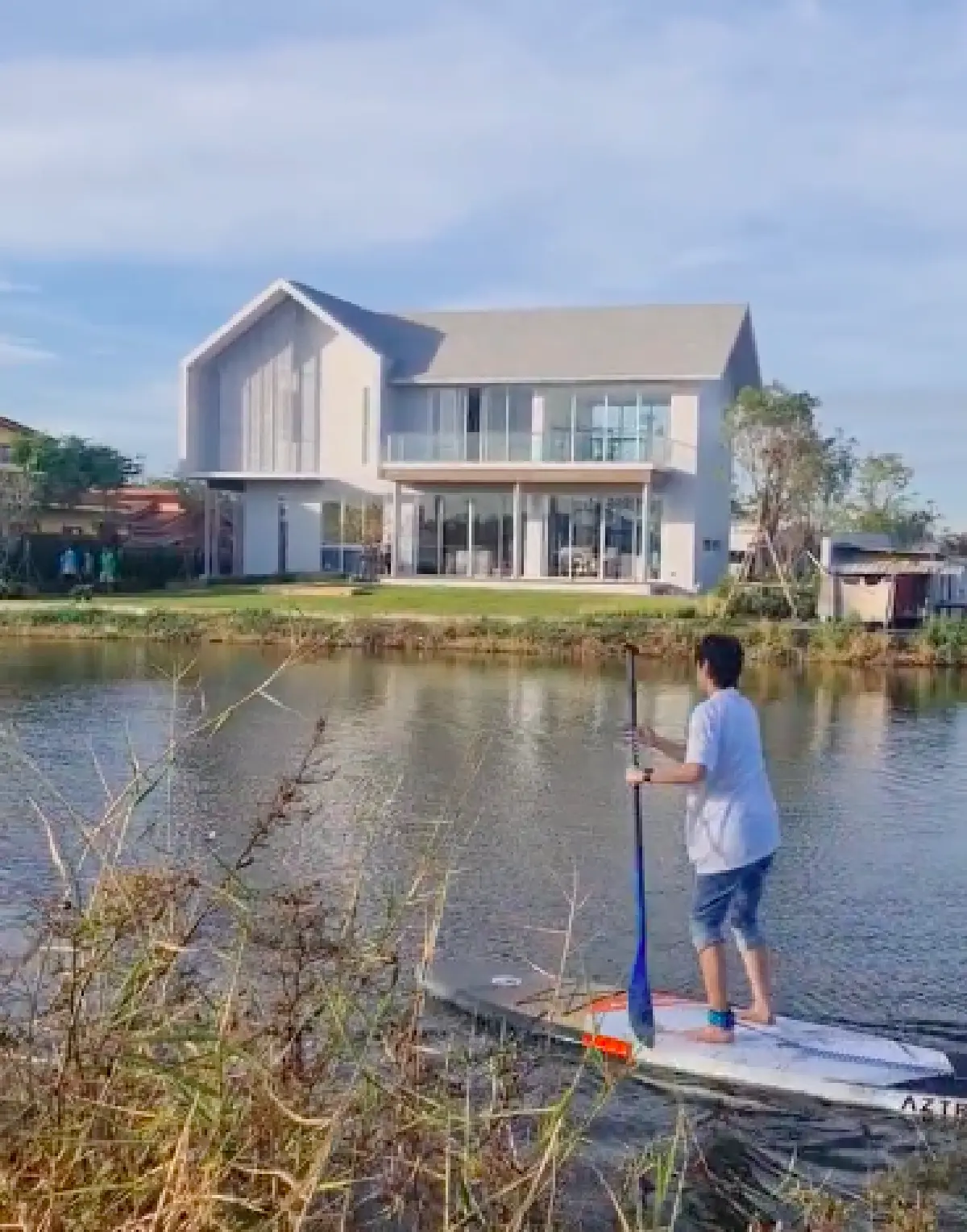 “หมอเจี๊ยบ ลลนา” บ้านสวยน่าอยู่มาก แถมมีบันไดเพื่อขึ้นเตียงสำหรับสุนัขด้วย
