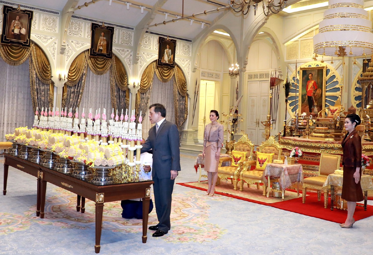 "ในหลวง-พระราชินี"ทรงเจิมเทียนรุ่งในการพระราชกุศลวิสาขบูชา "ในหลวง-พระราชินี"ทรงเจิมเทียนรุ่งในการพระราชกุศลวิสาขบูชา