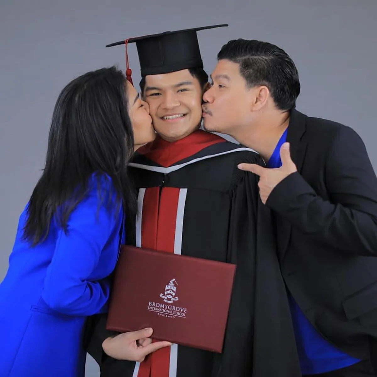  “ตั๊ก-นุ้ย” ร่วมยินดีในก้าวสำคัญของลูก “น้องภู” เรียนจบไฮสคูลแล้ว!