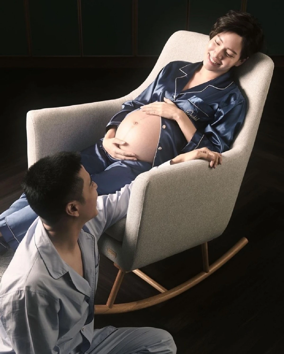 "จ๊ะ จิตตาภา" อุ้มท้องลูกแฝด ควงสามี "เอิน นิธิภัทร์" ถ่ายภาพสุดคูล