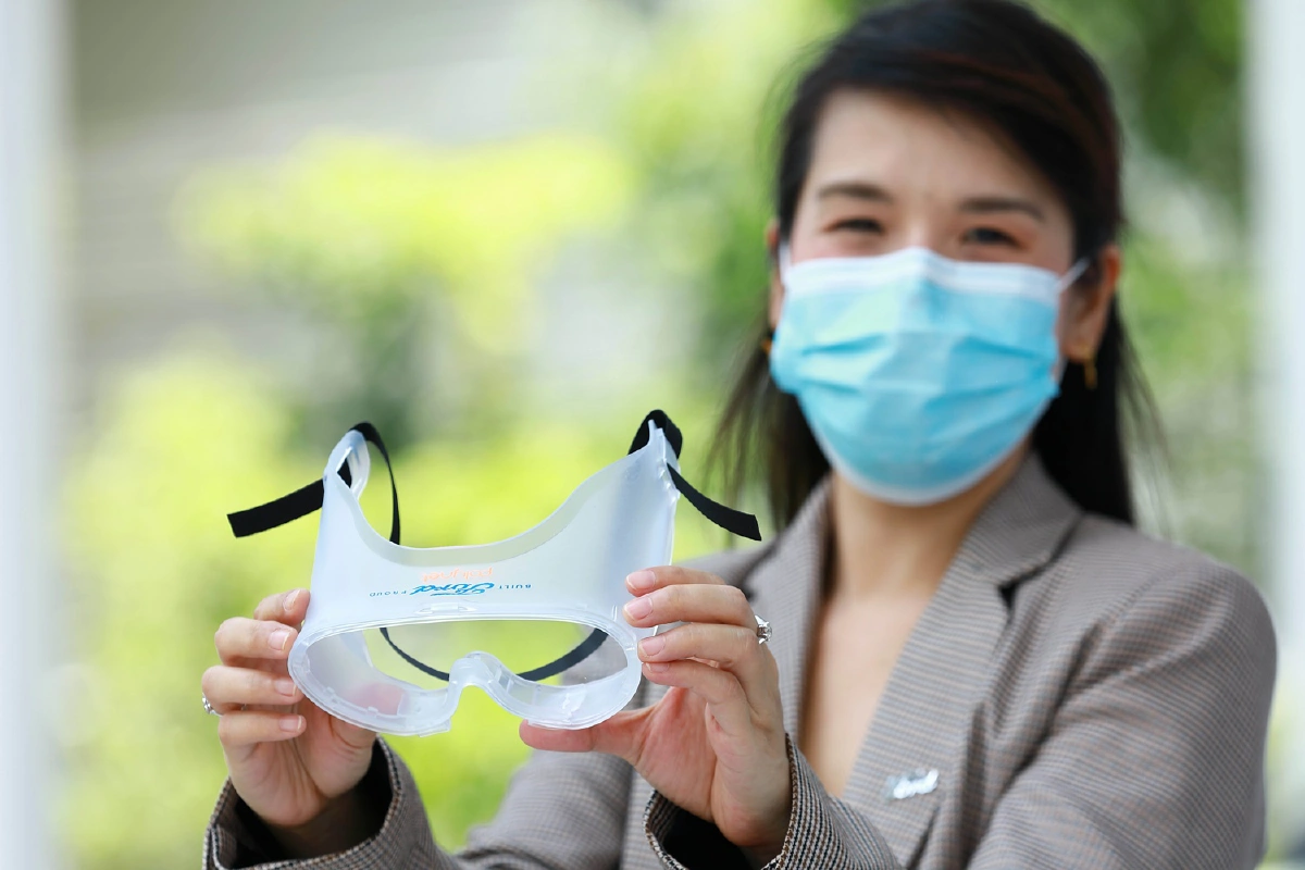 ฟอร์ดร่วมมือโพลีเน็ตส่งมอบแว่นตานิรภัยเพิ่มอีก10,000 ชิ้น