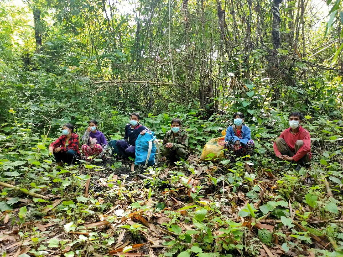 ทหารจับต่างด้าวลอบข้ามชายแดนสังขละบุรีต้องตรวจโควิดเข้ม