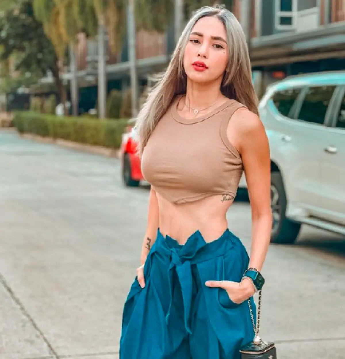  “อุ้ม ลักขณา” ถูกน้ำมันเดือดระเบิดลวกใส่มือ ขณะทอดไก่ให้ “น้องดิสนีย์”