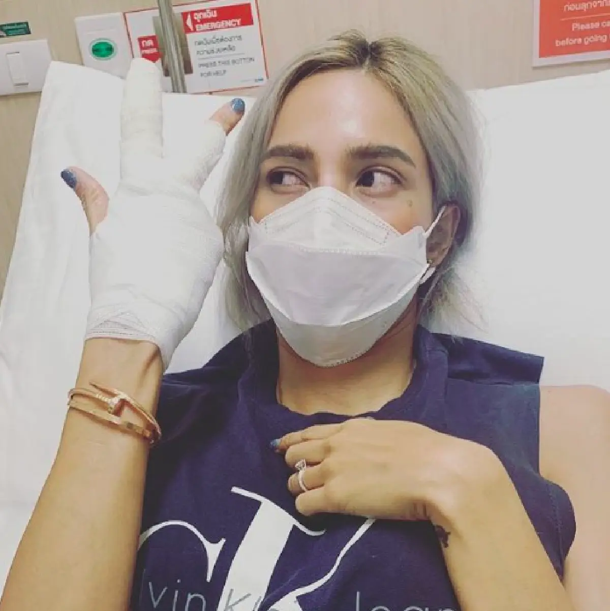  “อุ้ม ลักขณา” ถูกน้ำมันเดือดระเบิดลวกใส่มือ ขณะทอดไก่ให้ “น้องดิสนีย์”