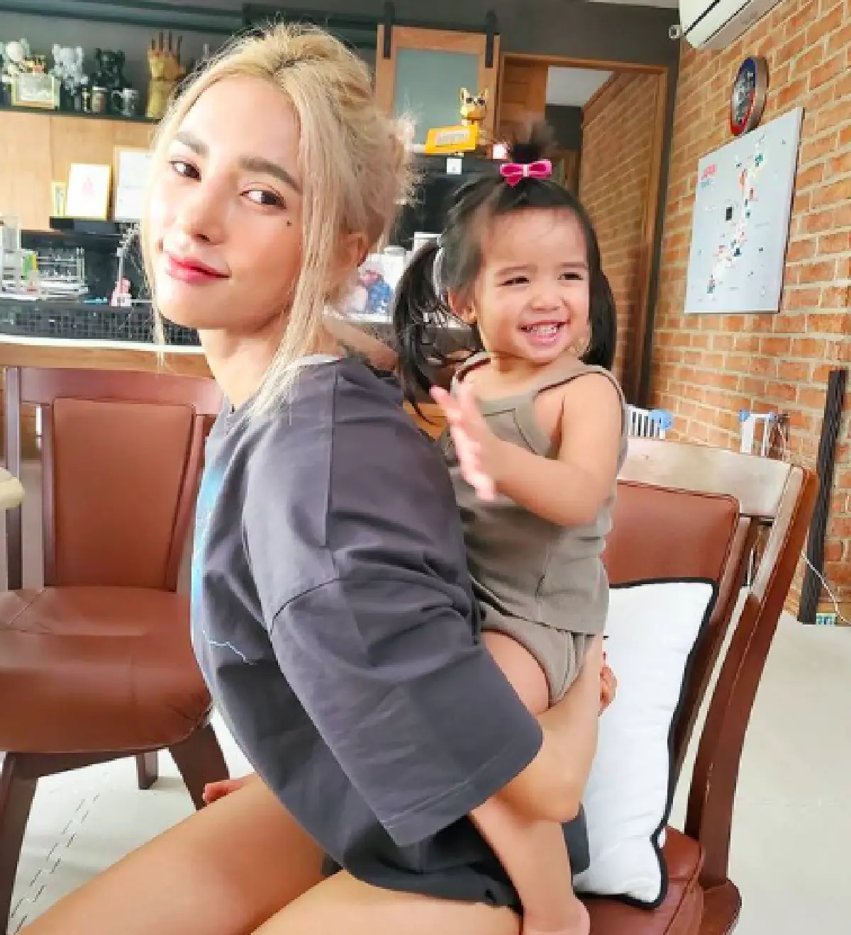  “อุ้ม ลักขณา” ถูกน้ำมันเดือดระเบิดลวกใส่มือ ขณะทอดไก่ให้ “น้องดิสนีย์”