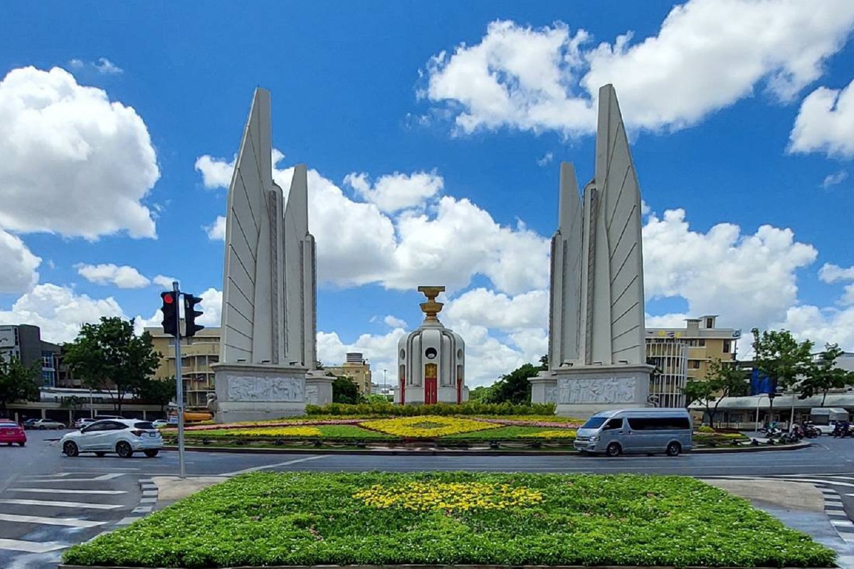 กทม.ประดับดอกไม้ตลอดแนวถ.ราชดำเนินเนื่องในวันเฉลิมพระชนมพรรษา"พระราชินี" กทม.ประดับดอกไม้ตลอดแนวถ.ราชดำเนินเนื่องในวันเฉลิมพระชนมพรรษา"พระราชินี"