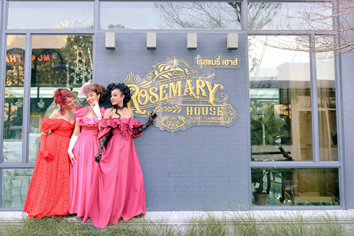 เช็กอินคาเฟ่ 18 ไร่ใจกลางศาลายา จิบชาสไตล์ Queen Victoria @Rosemary House