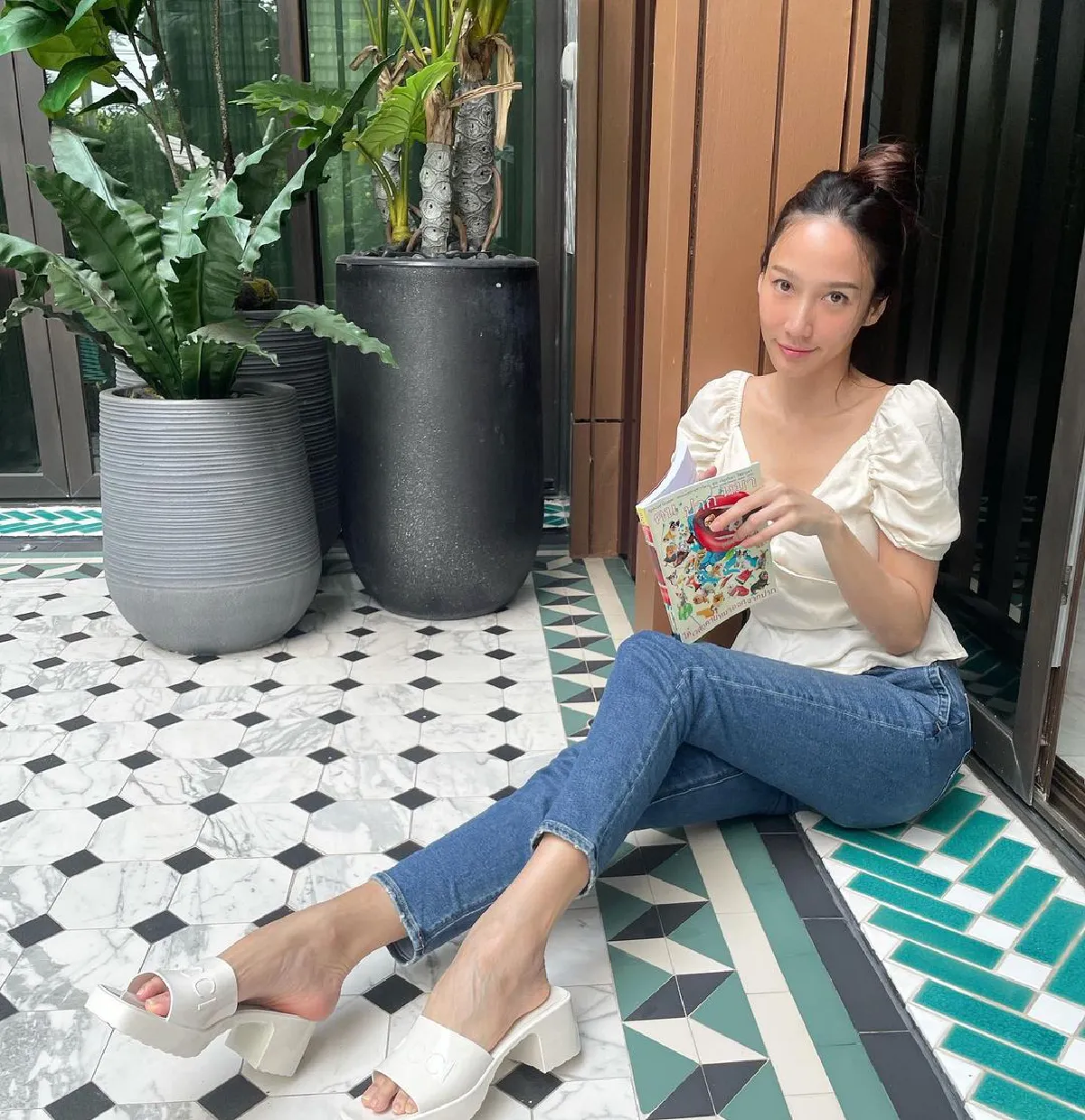 "อั้ม พัชราภา" อยู่บ้านหน้าสดอ่านหนังสือข้างสระ แต่ชื่อเรื่องมีสะดุ้ง!