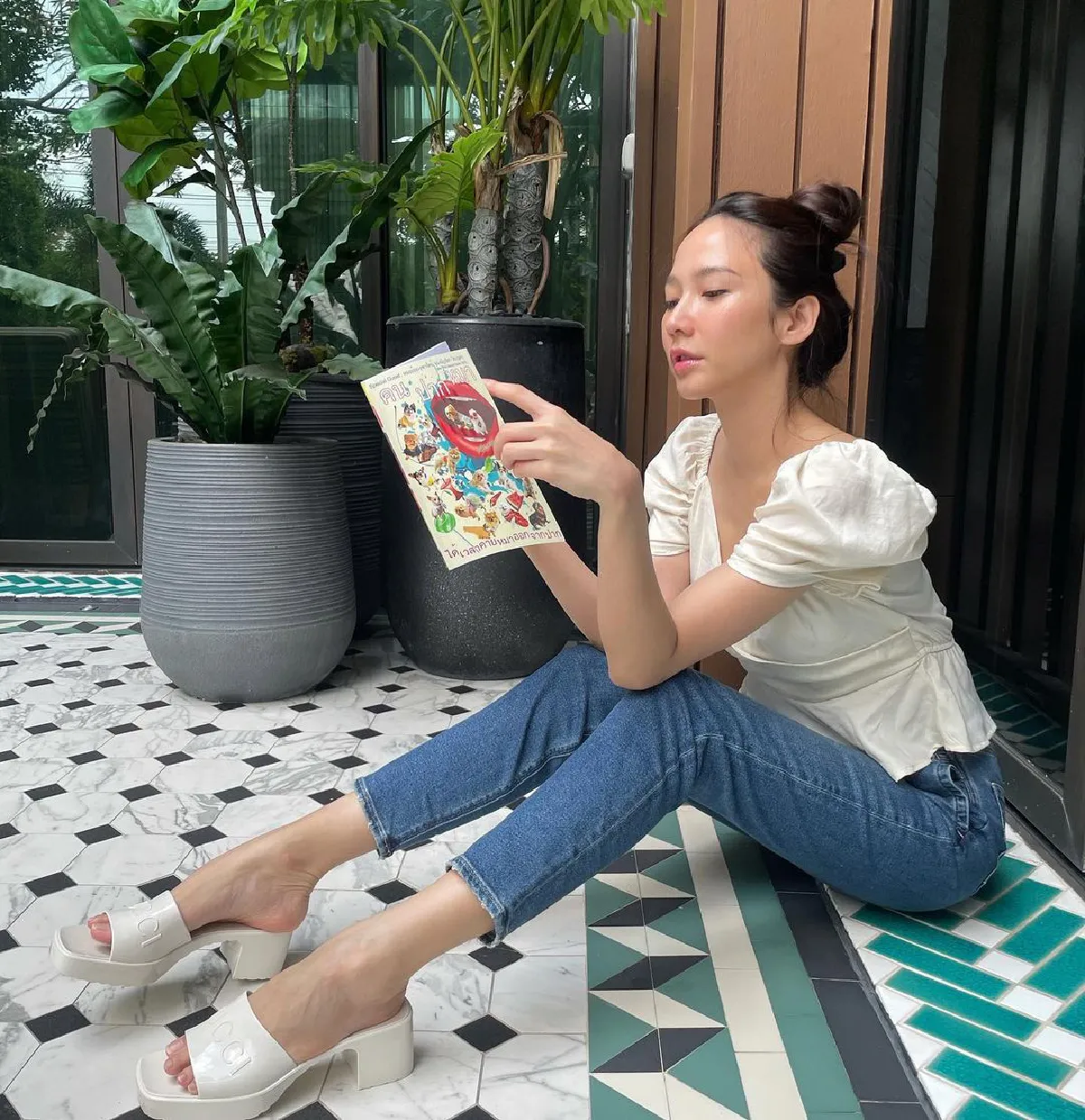 "อั้ม พัชราภา" อยู่บ้านหน้าสดอ่านหนังสือข้างสระ แต่ชื่อเรื่องมีสะดุ้ง!