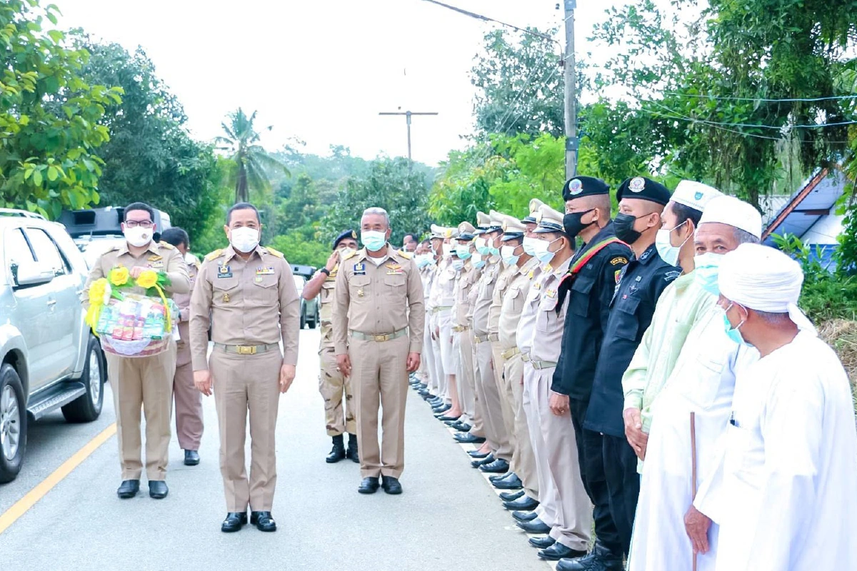 ในหลวง พระราชินี พระราชทานตะกร้าสิ่งของแก่ญาติอส.ทพ.ถูกซุ่มยิงเสียชีวิต