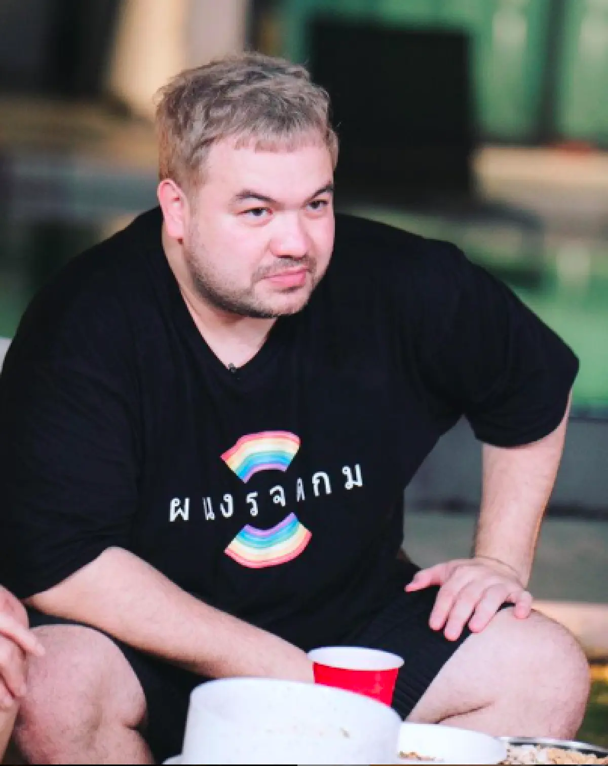 “ว่าน ธนกฤต” ตามรอย “โอ๊ต ปราโมทย์” ใส่เสื้อข้อความ ผนงรจตกม คำแปลนั้นสุดจริง!