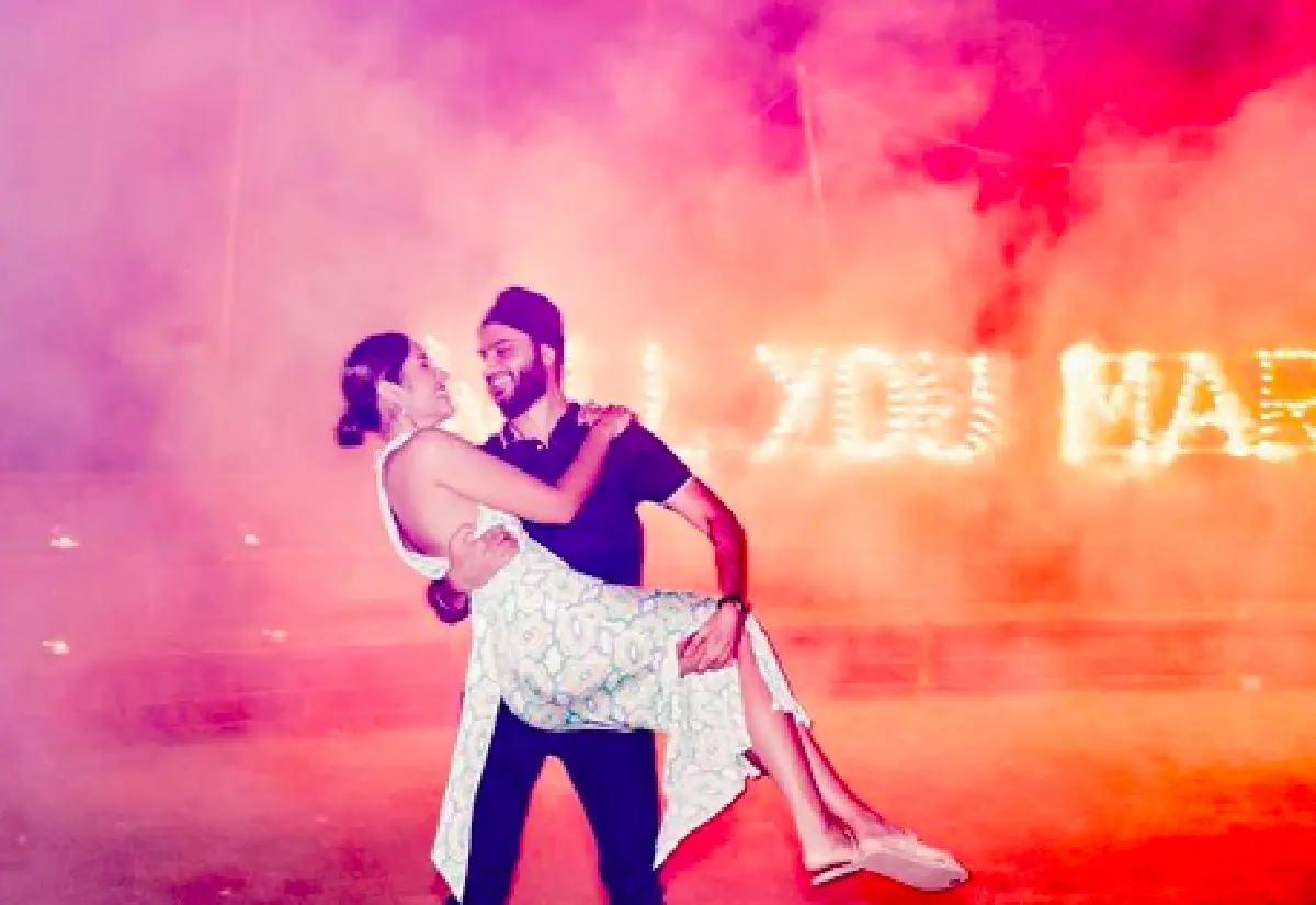 "วีนา" รอง MUT 2020 ถูกแฟนหนุ่มนักธุรกิจ คุกเข่าเซอร์ไพรส์ขอแต่งงานสุดโรแมนติก