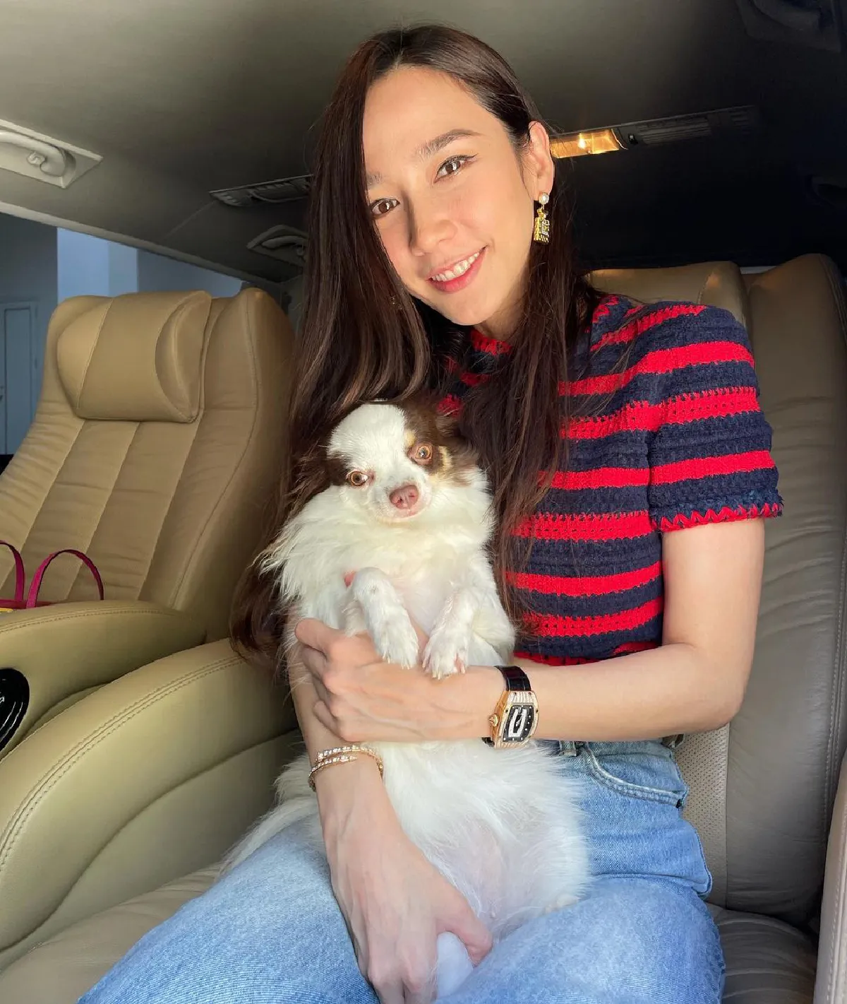 "อั้ม พัชราภา" อยู่บ้านหน้าสดอ่านหนังสือข้างสระ แต่ชื่อเรื่องมีสะดุ้ง!