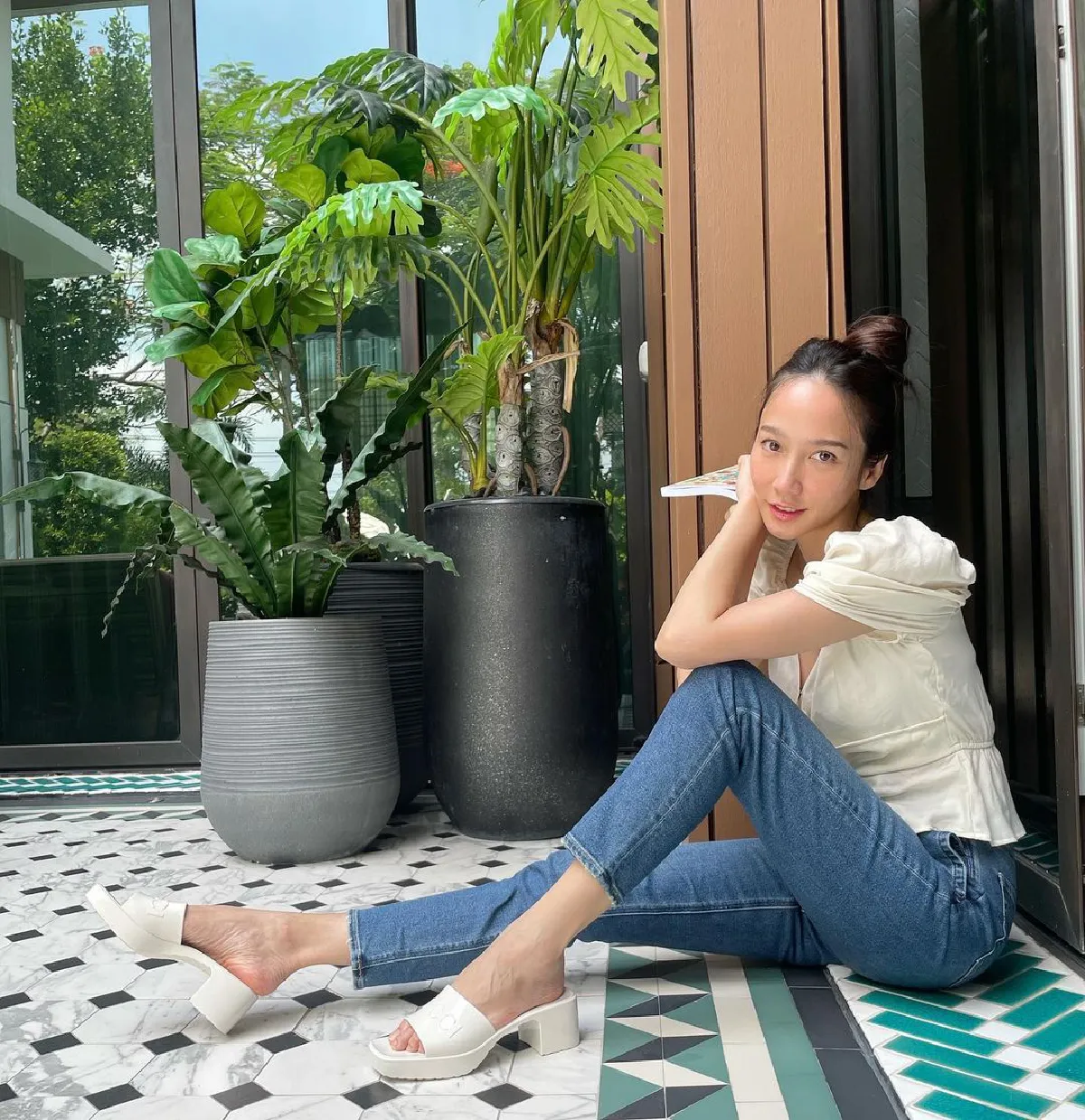 "อั้ม พัชราภา" อยู่บ้านหน้าสดอ่านหนังสือข้างสระ แต่ชื่อเรื่องมีสะดุ้ง!