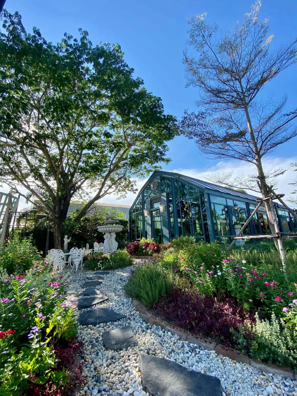 เช็กอินคาเฟ่ 18 ไร่ใจกลางศาลายา จิบชาสไตล์ Queen Victoria @Rosemary House